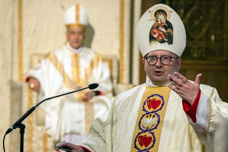 Povijesno ređenje britanskog biskupa pokazuje snažnu potporu Rima misiji ordinarijata
