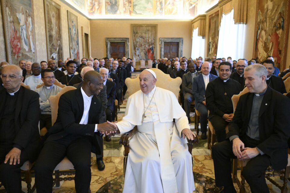 Papa Franjo svećenicima: Neka kapelica bude najposjećenija soba u vašim kućama