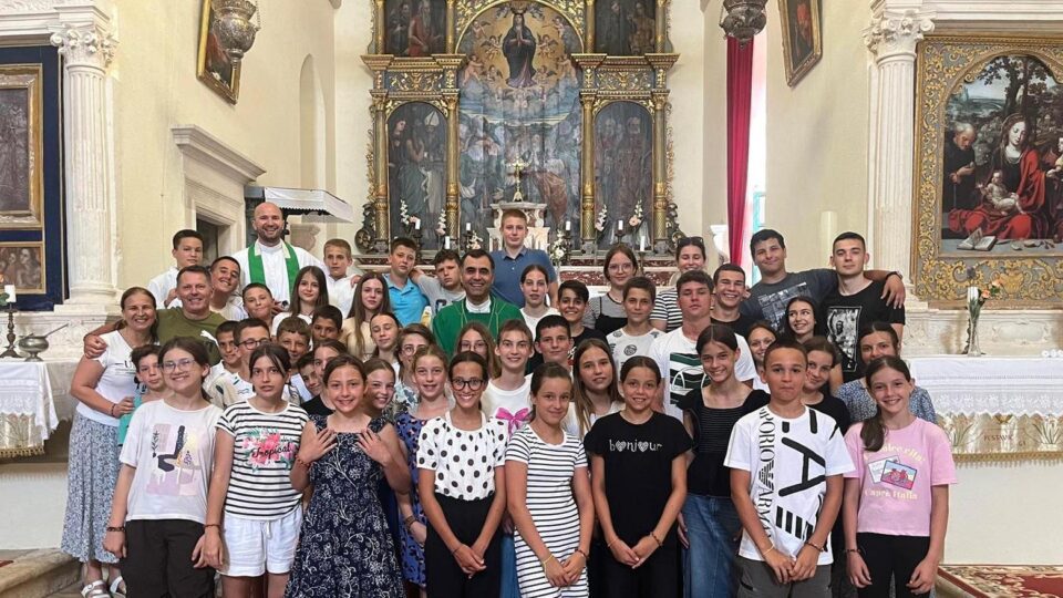 Šipan: Biskup posjetio djecu na kampu – Dubrovačka biskupija