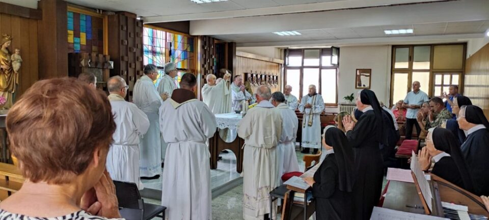 Kardinal i trojica biskupa na proslavi 40. obljetnice misništva banjolučkog svećenika Marijana Stojanovića