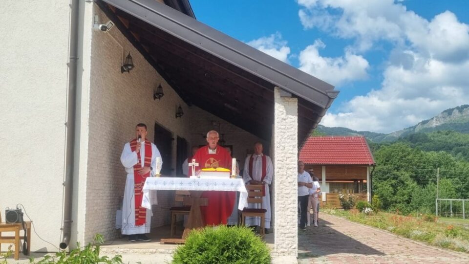 Biskup Sudar na na svetkovinu sv. Petra i Pavla predvodio Misu u rodnom mjestu Bare u župi Solakova Kula