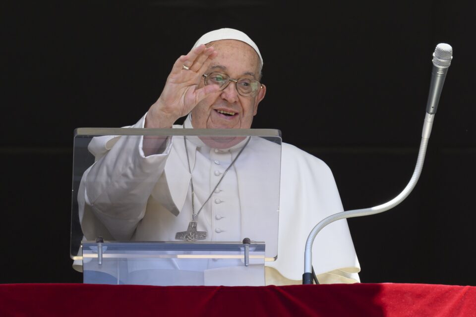 Papa Franjo moli Presveto Srce Isusovo da obrati srca koja žele rat