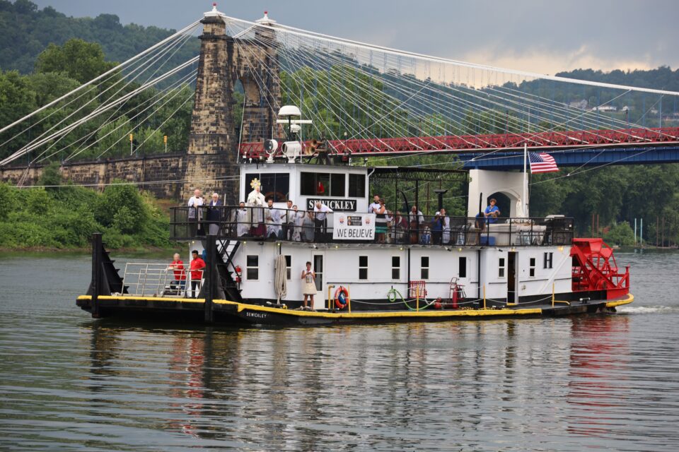 FOTOGRAFIJE: Euharistijsko hodočašće ukrcalo se na ‘sternwheeler’ i krenulo niz rijeku Ohio