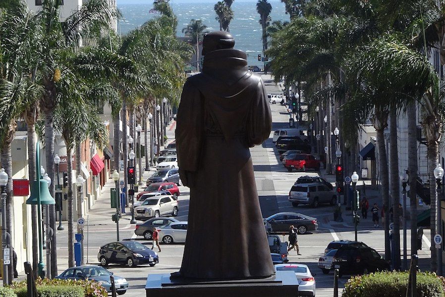 Kip sv. Junípera Serra koji je bio meta prosvjeda 2020. sada je smješten u novom domu
