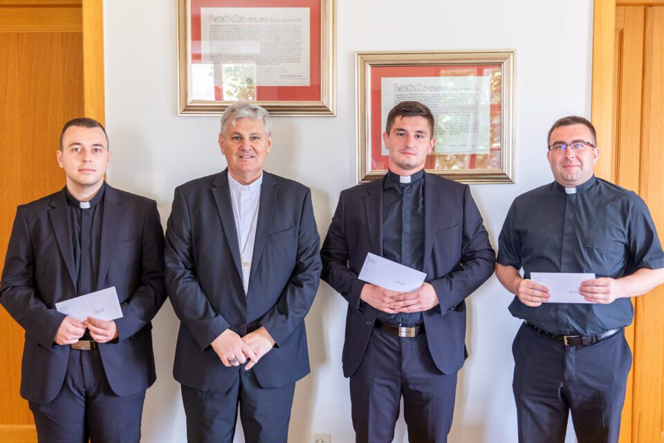 Biskup uručio mladomisnicima prve dekrete – Sisačka biskupija