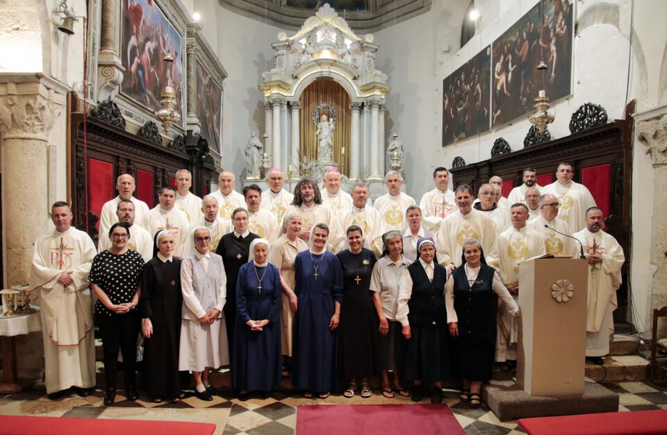 Euharistijsko slavlje okupljenih misionara u krčkoj katedrali –
