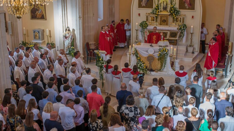 Nakon više od 130 godina slavljena mlada misa u Stonu: don Srećko Franušić nastavlja služiti u Albaniji – Dubrovačka biskupija