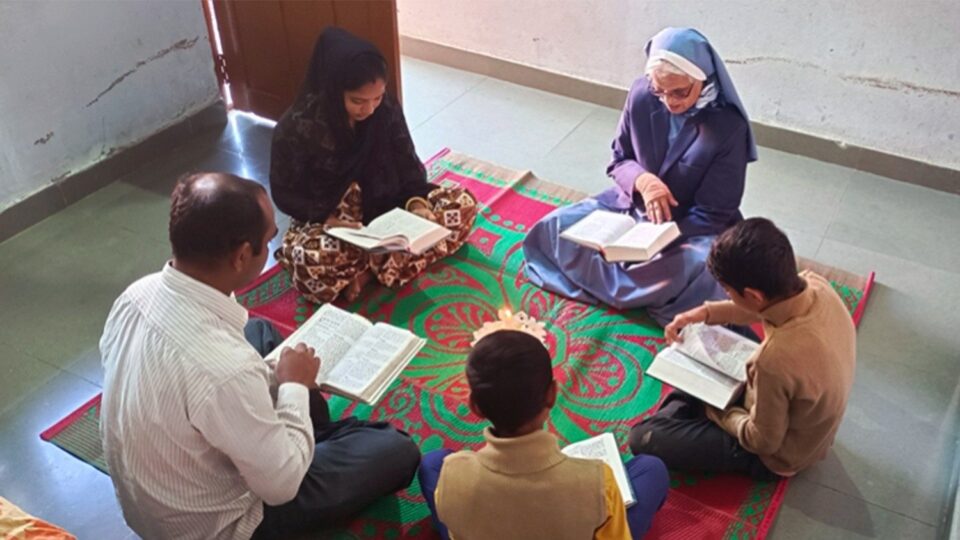 Indija: Dijeljenje Biblije u obitelji u Madhya Pradeshu