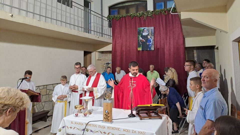 Župa Vela Luka hodočastila bl. Mariji Propetog u Blato – Dubrovačka biskupija