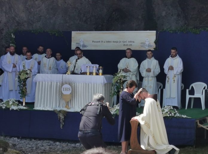 Fra Marko Bagarić proslavio Mladu misu u bukovičkoj pećini