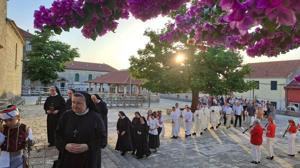 Uočnica blagdana bl. Marije Propetog u Blatu: Vijenac na rodnoj kući i misne poruke o povezivanju akcije i kontemplacije – Dubrovačka biskupija