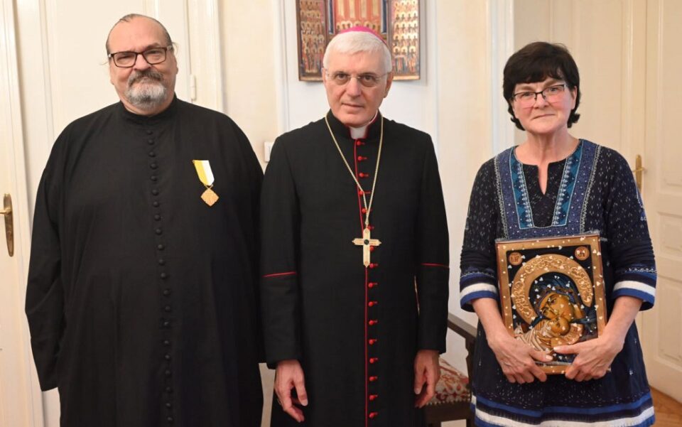 ​​​​​​​Apostolski nuncij Gangemi uručio ikonu i medaljon gospođi Talló i papinsko odlikovanje „Pro Ecclesia et Pontifice“ vlč. Ninkoviću