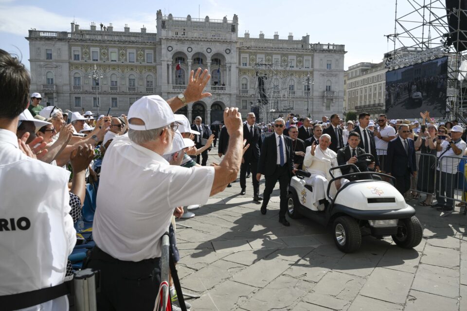 Pištolj pronađen u napuštenom kovčegu prije papinog posjeta Trstu u Italiji