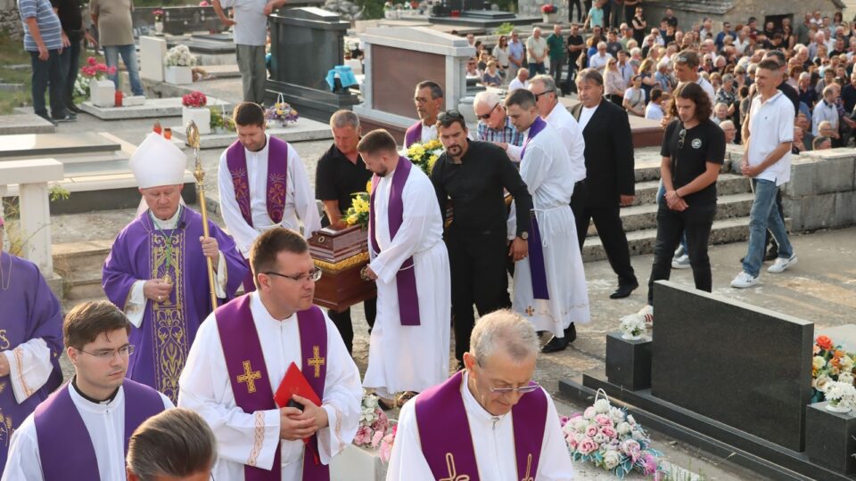 Pokop don Ivana Prelasa koji je kratko služio u Veloj Luci – Dubrovačka biskupija