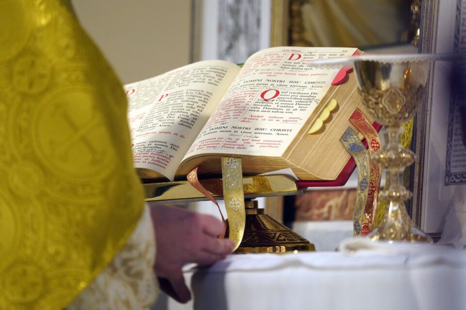 Poput britanskih kolega, istaknute ličnosti iz SAD-a traže od Pape da dalje ne ograničava tradicionalnu misu