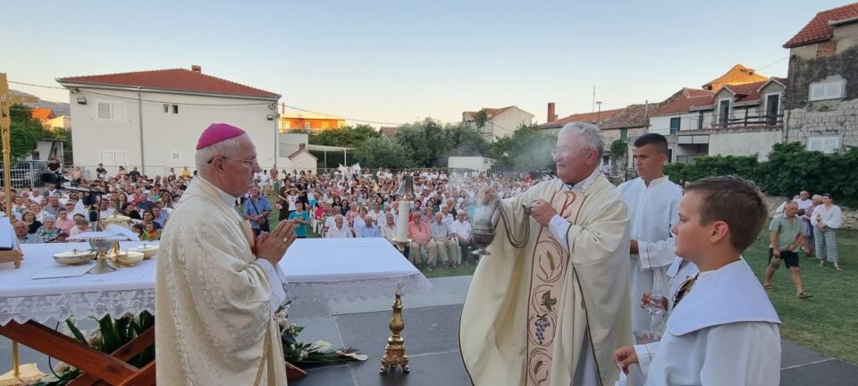 Biskup Komarica u Kaštel Kambelovcu na blagdan Gospe Karmelske