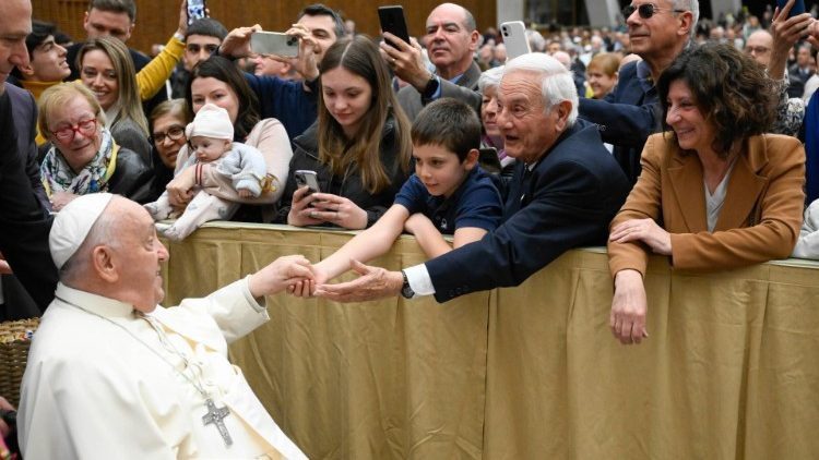 Papa: Djedovi, bake i starije osobe imaju jedinstvenu ulogu