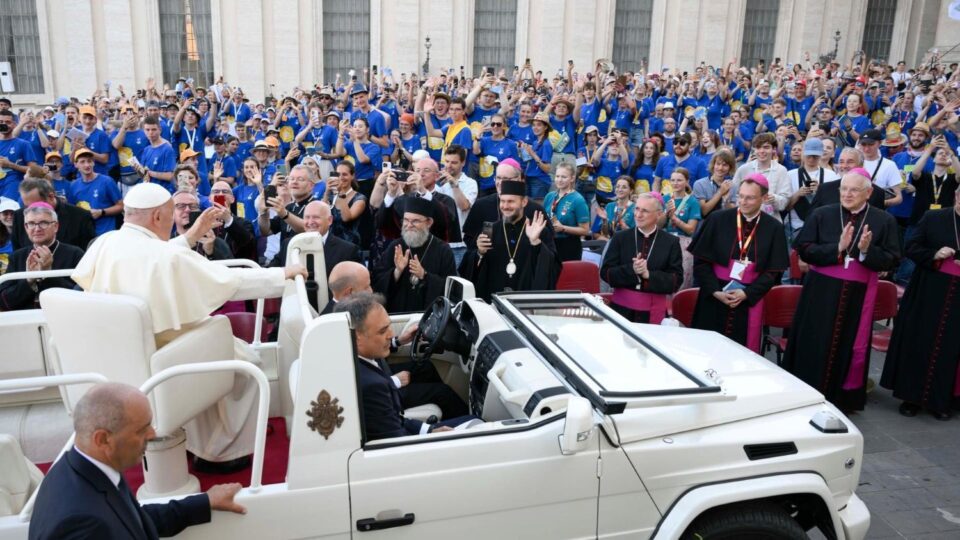 Papa poslužiteljima oltara: ‘Dijelite Isusa s drugima’ – Vatican News