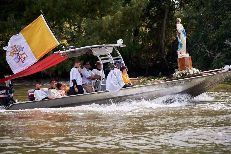 ‘Jedinstvena’ euharistijska procesija čamcem kreće niz rijeku Mississippi