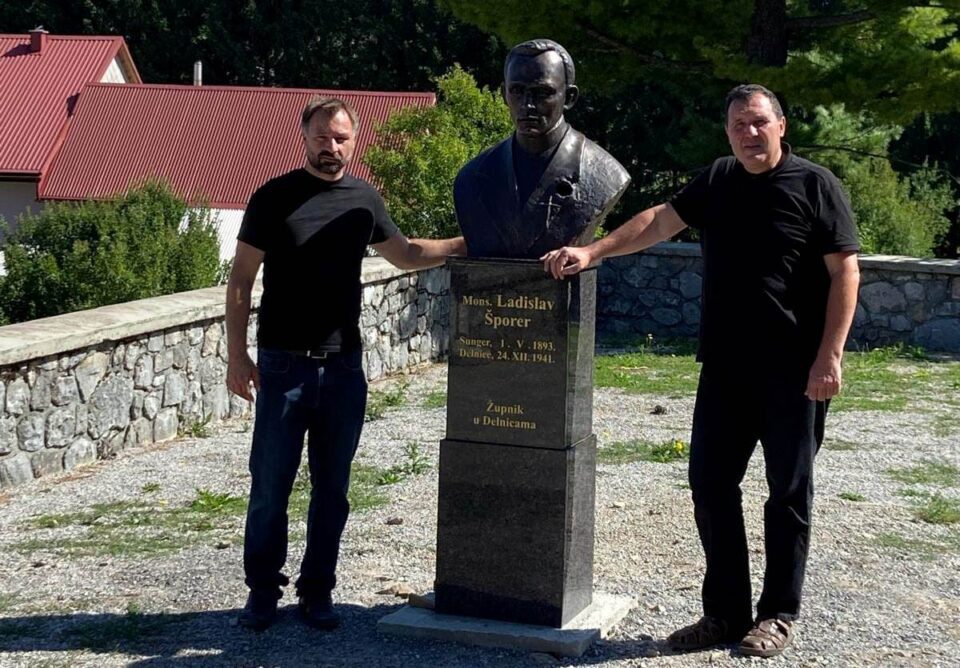 U Mrkoplju postavljene biste mučenika za Boga i Domovinu, Ladislava Šporera i Stjepana Horžića. – Riječka nadbiskupija