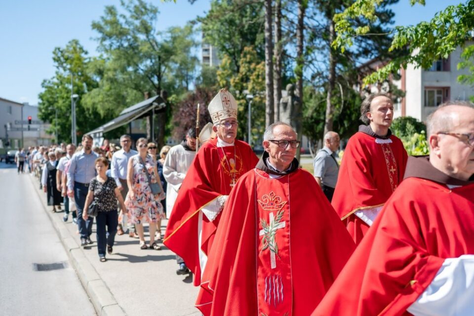 Nuncij Chullikatt i biskup Majić pohodili župu Bihać u povodu 80 godina od rušenja nekadašnje župne crkve