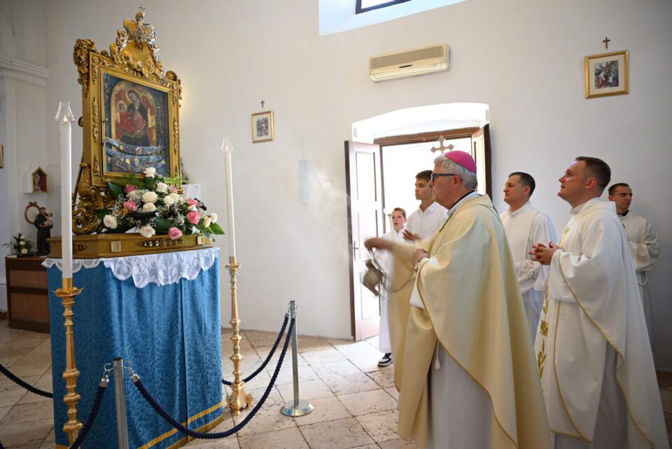 ZADAR: Nadbiskup Zgrablić predvodio slavlje na svetkovinu Velike Gospe u svetištu Gospe Maslinske