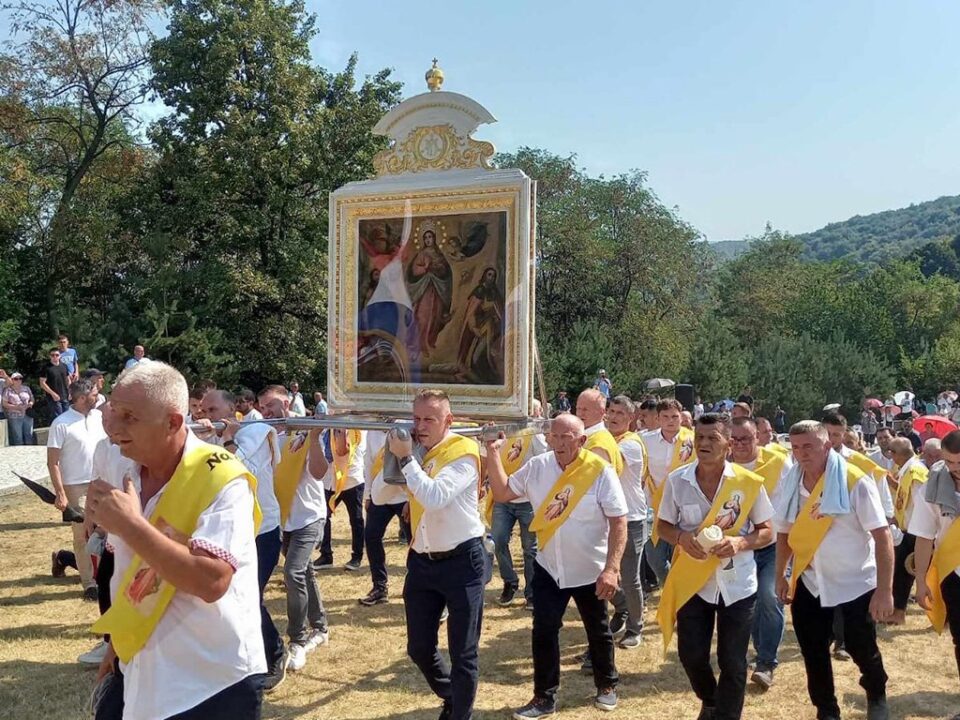 Velika Gospa proslavljena u komušanskom svetištu