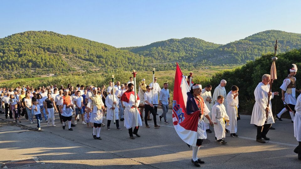 Blato: Vjernici hodočastili Gospi od Poja u procesiji s Gospinim kipom – Dubrovačka biskupija