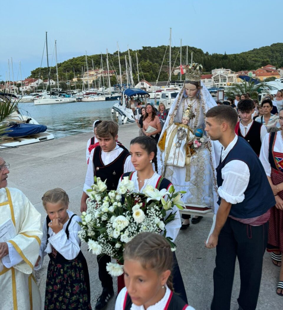 VELI IŽ: Svetkovina Velike Gospe u Velom Ižu i obnovljen Gospin kip