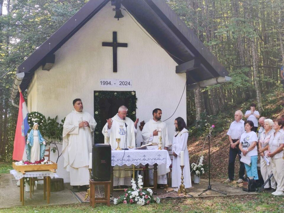 Nadbiskup služio misu kod Gospine kapelice na Skradskom vrhu – Riječka nadbiskupija