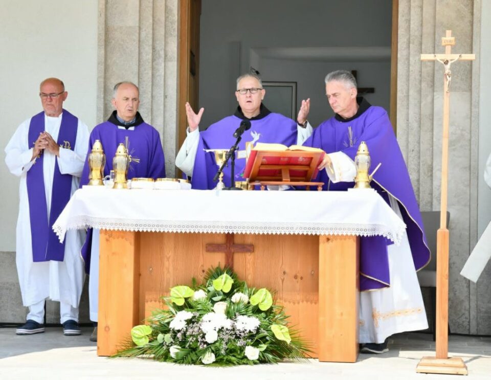 Provincijal Dadić predvodio Misno slavlje na Groblju mira na Bilima pokraj Mostara