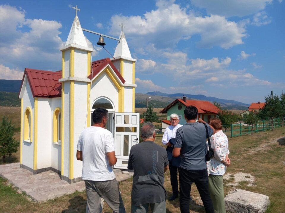 Biskup Majić posjetio selo Korita kod Bos. Grahova