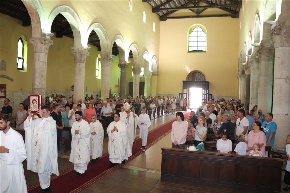 Biskup Štironja slavio misu o svetkovini Velike Gospe u Puli i Poreču