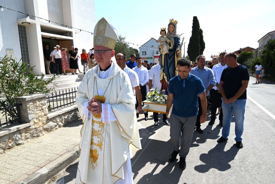 ZEMUNIK DONJI: Apostolski nuncij Petar Rajič predvodio proslavu na blagdan Kraljice Mira