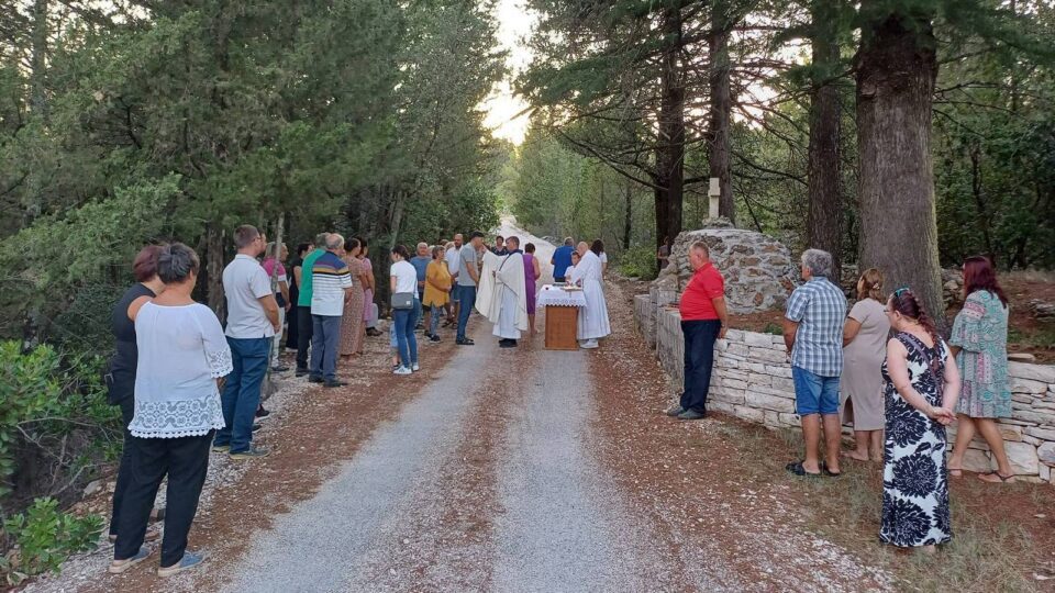 Vjernici triju župa na misi pred Gospinom kapelicom uz Marmontov put – Dubrovačka biskupija