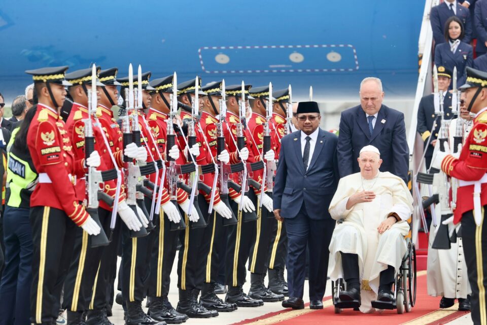 Papa Franjo stigao je u Indoneziju, prvu etapu svog najdužeg putovanja ikada