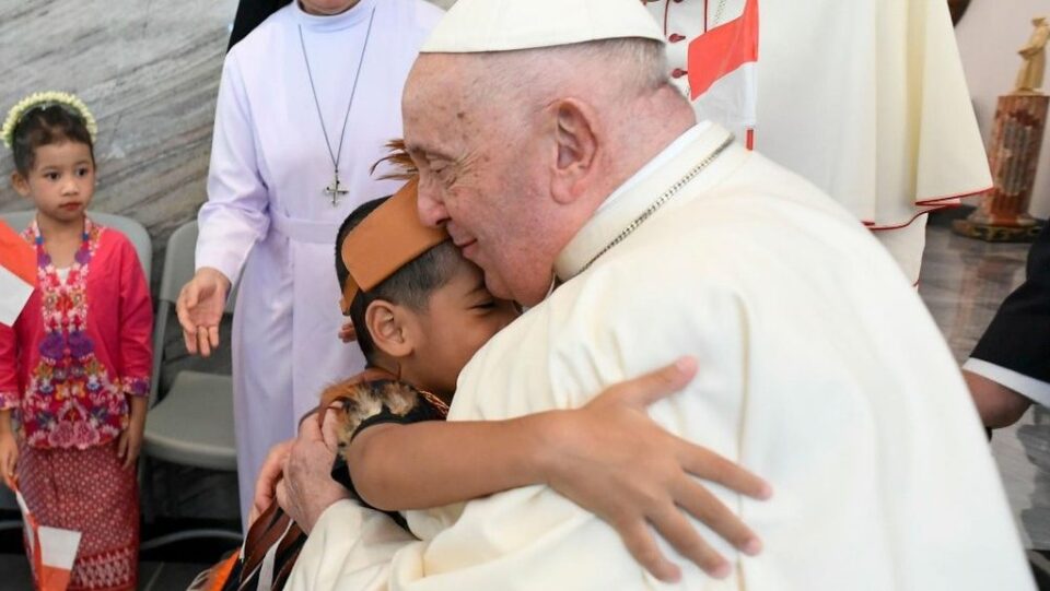 Papa u Jakarti; posjet započeo zagrljajem sa siročadi, siromašnima i izbjeglicama