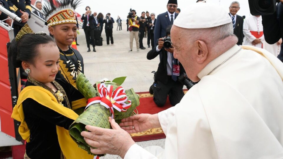 Prvi dan: “Dobro došao u Indoneziju papa Franjo!” – Vatikanske vijesti