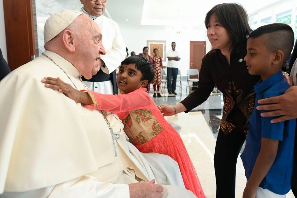 Papa Franjo pozdravlja siročad i izbjeglice u Indoneziji