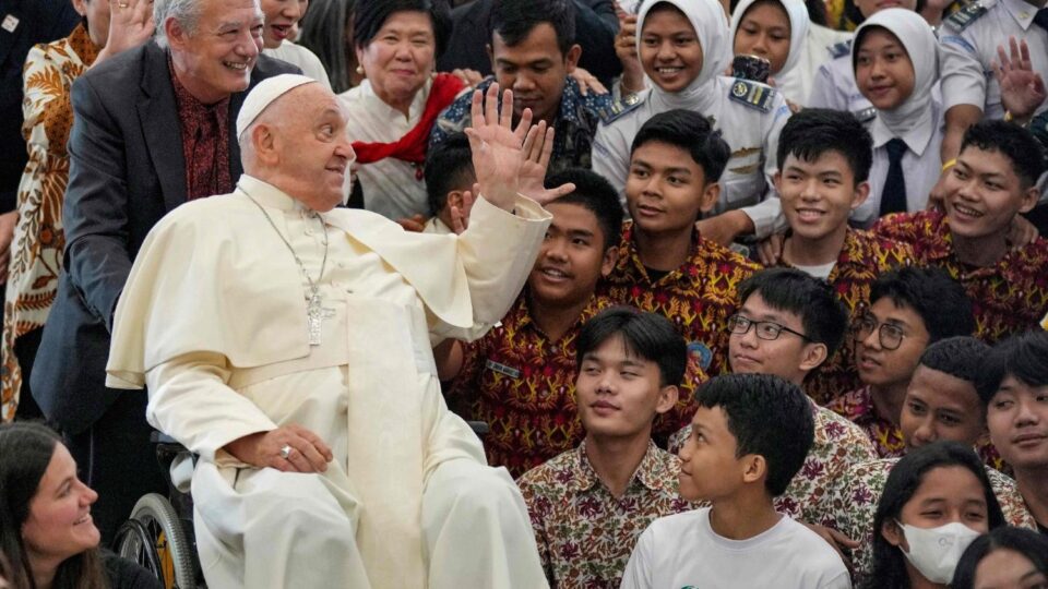 Papa razgovara o različitosti i jedinstvu s mladima u Indoneziji – Vatican News