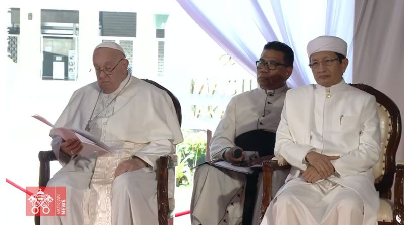 VIDEO: Papa u džamiji: Njegujmo prijateljstvo kao hodočasnici na našem putu prema Bogu