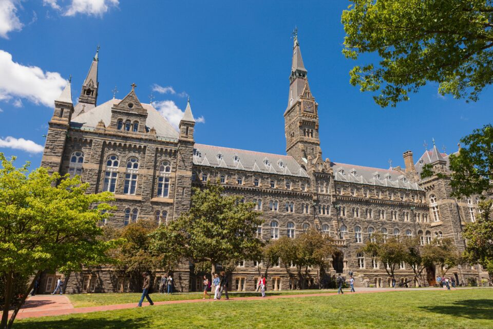 Georgetown istražuje vandalizam nad raspelom i Marijinim kipom kao ‘potencijalne zločine iz mržnje’