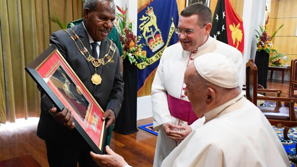 Generalni guverner Papue Nove Gvineje srdačno pozdravlja papu Franju