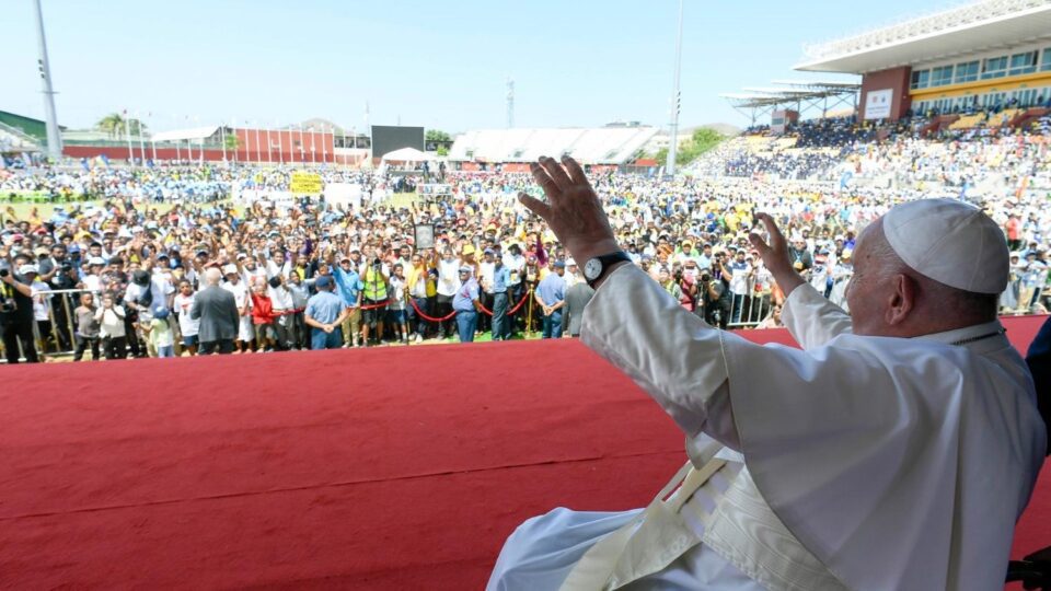 Papa mladim Papuancima: Odaberite slogu, a ne podjele – Vatican News