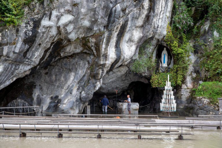 Iznenadne poplave privremeno zatvaraju Lourdesovu špilju