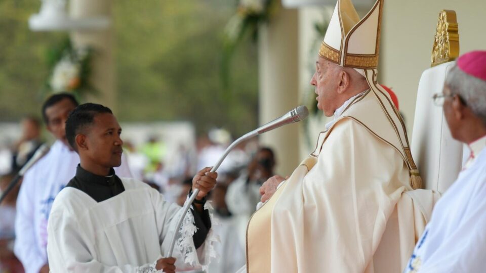 Papa na misi u Istočnom Timoru: Djeca nam pokazuju važnost ‘malenosti’ – Vatican News