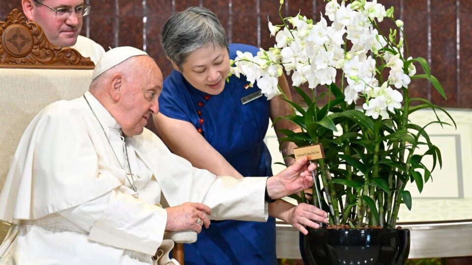 Prvi dan u Singapuru: ‘Orhideja, apel, ljubav za našu braću i sestre’ – Vatican News