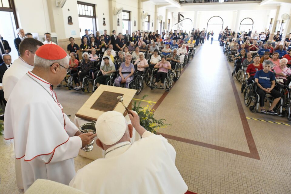 Papa Franjo završio apostolsko putovanje sa starcima i mladima Singapura