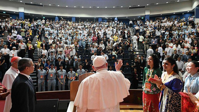 Papa mladima u Singapuru: Budite hrabri, izađite iz „zone komfora“