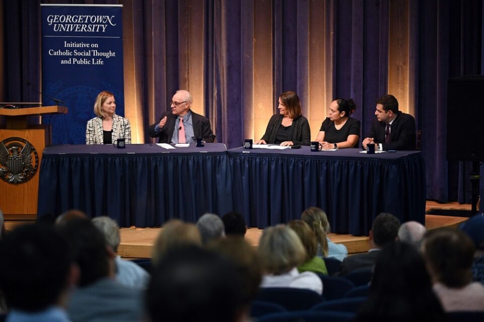 Panel u Georgetownu istražuje ključnu ulogu dijaloga u zaštiti demokracije u ovom izbornom ciklusu